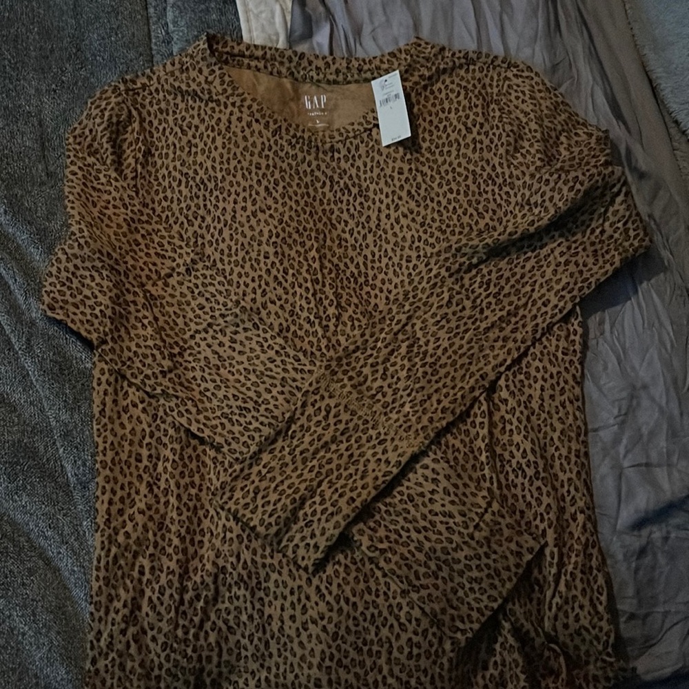 NWT gap feather t size large